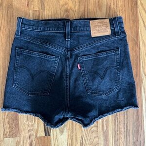 Levi’s women ribcage cutoffs in black, size 28